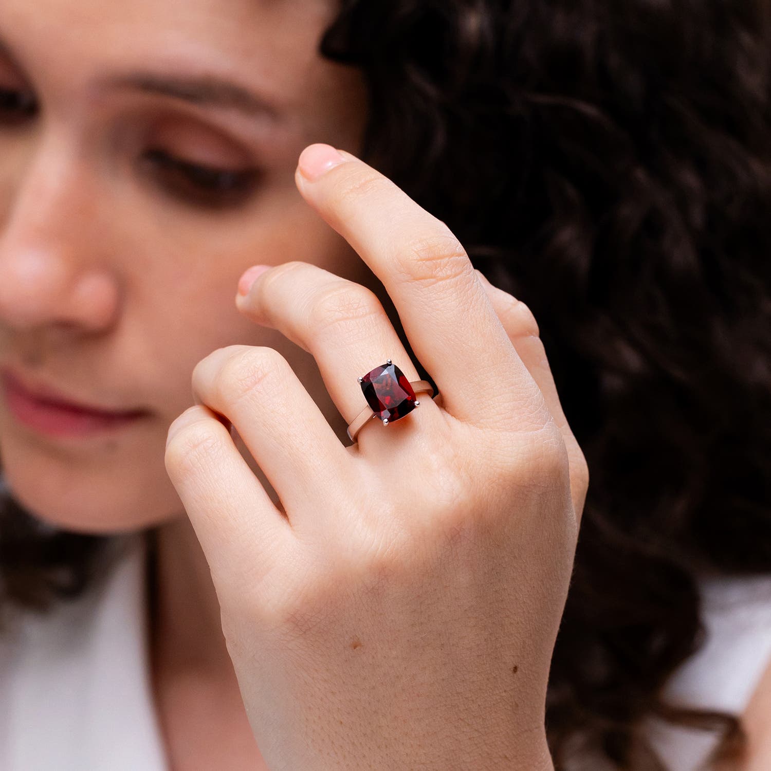 A - Garnet / 3.37 CT / 14 KT Yellow Gold