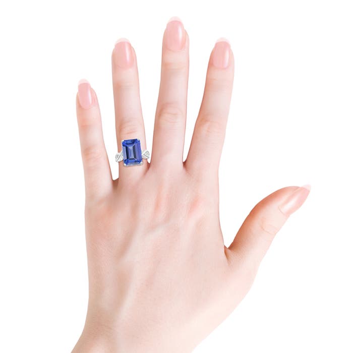 AA - Tanzanite / 7.03 CT / 14 KT White Gold