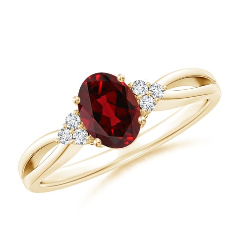 7x5mm AAAA Solitaire Oval Garnet Split Shank Ring with Trio Diamonds in Yellow Gold