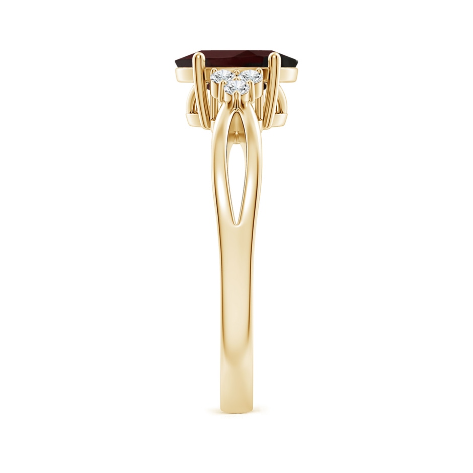 8x6mm A Solitaire Oval Garnet Split Shank Ring with Trio Diamonds in Yellow Gold side 299
