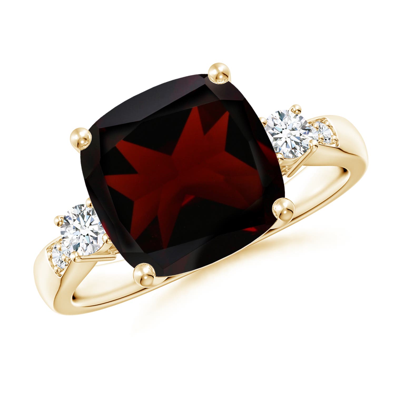 A - Garnet / 4.4 CT / 14 KT Yellow Gold