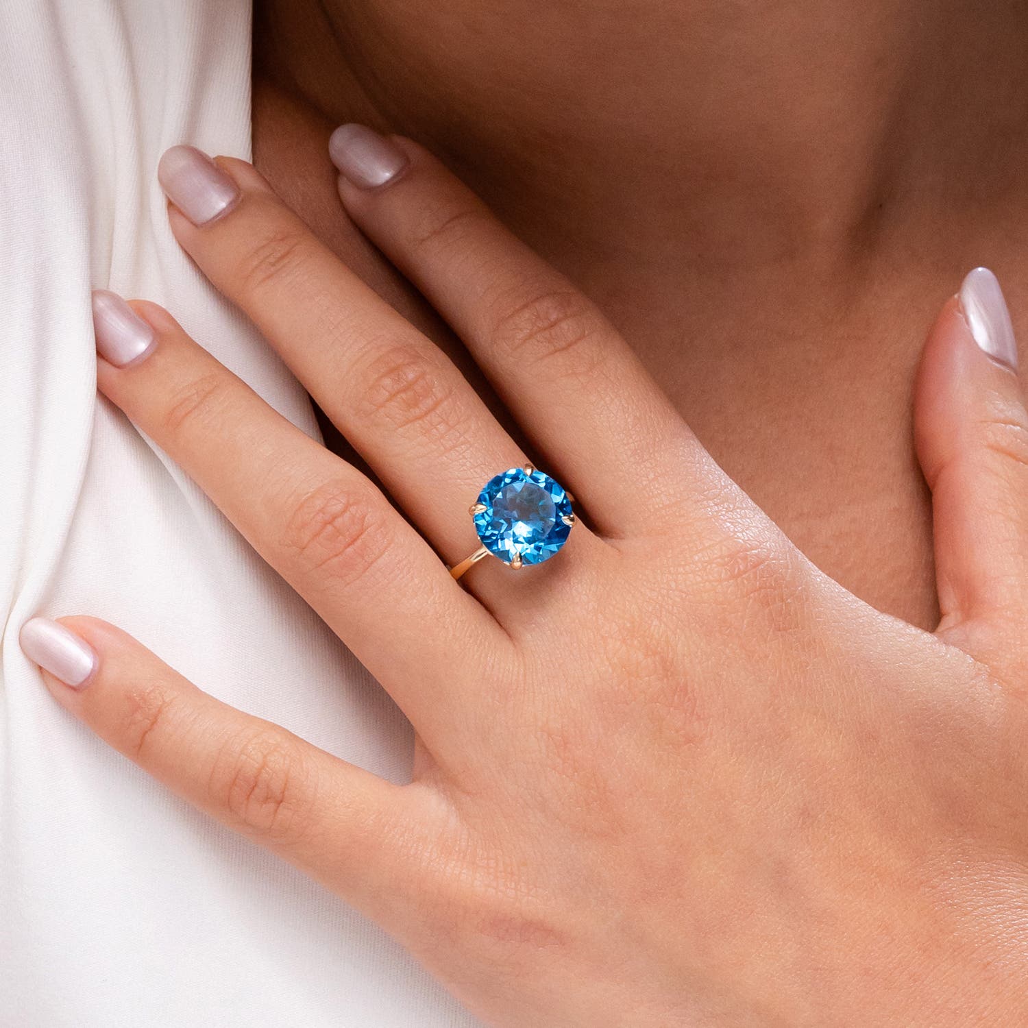 A - Swiss Blue Topaz / 9.6 CT / 14 KT Yellow Gold