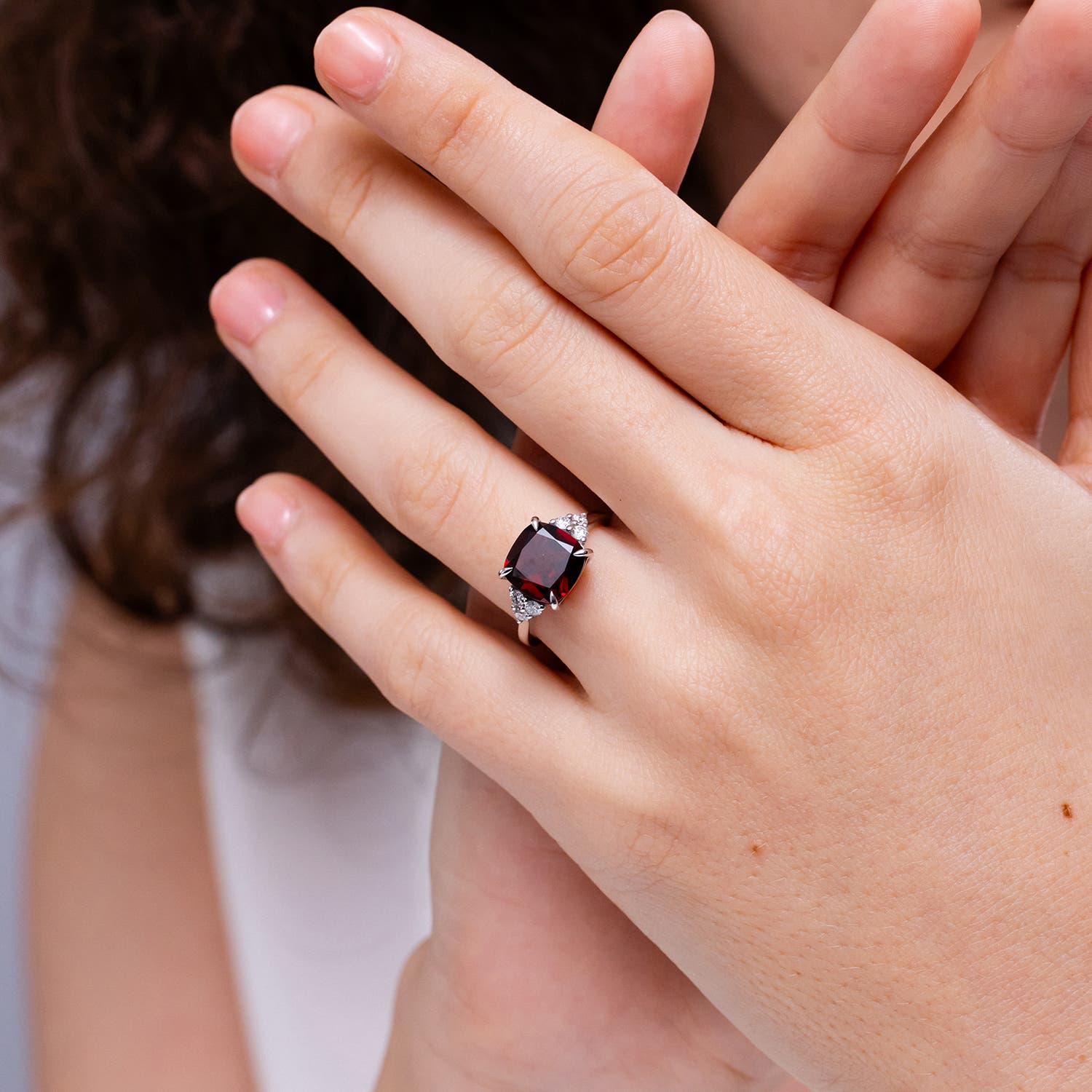 A - Garnet / 2.71 CT / 14 KT Yellow Gold